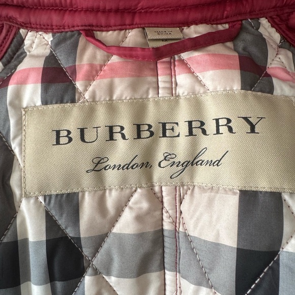 Women’s Burberry quilted jacket - Picture 2 of 7